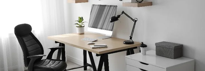 Ein modernes Büro mit Schreibtisch und Computer.